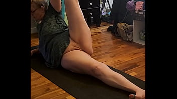Preview 4 of Kompoz Eu Movie Download - Morning Yoga With A Hot Mature MILF!