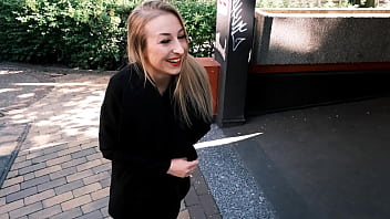 Preview 1 of Seni Riwna - Teen Erstes mal Gloryhole Teil 1 ohne Gummi