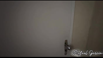 Preview 1 of Roja Sexy Videos - MINHA VIZINHA SAFADA ME CHAMOU PARA FAZER UM SERVI&Ccedil_O NO SEU APARTAMENTO MAS N&Atilde_O TINHA COMO PAGAR,  ENT&Atilde_O FOI O JEITO COMER ELA PRA N&Atilde_O SAIR NO PREJUIZO