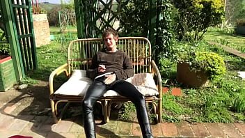 Preview 1 of Xnxx Nha Tro - Smoking in leather pants