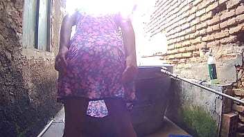 Preview 4 of Cleaner Maid - quase fui pega filmando ela mijando