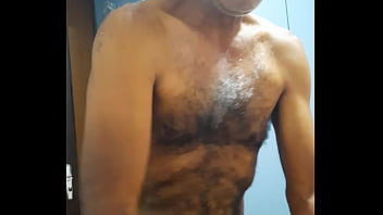 Preview 3 of Gives Handjob To Old Man - Coroa Roludo 21cm Arrombando Casado Parte 1