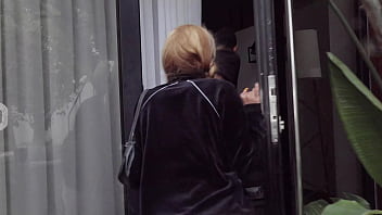 Preview 2 of Cum On Clothes - Chica cachonda va por la calle pidiendo pollas parte 2