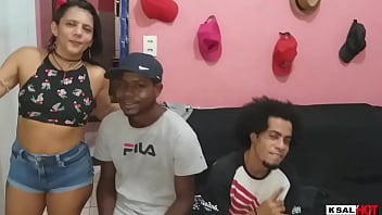 Preview 1 of Xxx Rashia - Mike Hot Grava a safada da tua esposa Danny hot dando a buceta para dois neg&atilde_o  dotado