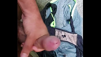 Preview 3 of Servi Porno Jovencitas - Gozando na calcinha da cunhada