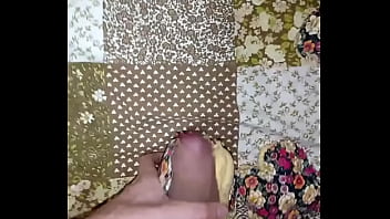 Preview 4 of Tamil Videos Xx - Relando o pau na almofada