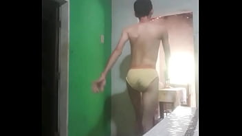 Preview 4 of Mom Sister Sex With Me - Desfilando de cueca