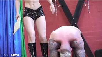 Preview 4 of Sleeping Grls Anal Fuke - Klammern an den Brustwarzen von muskul&ouml_sen Devotling und das Paddle auf den Arsch von sexy Domina in Stiefeln