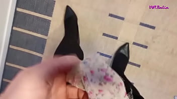 Preview 3 of Bang Chasting - Crossdresser in schwarzen Str&uuml_mpfen und Kleid  mit abgebundenen Schwanz