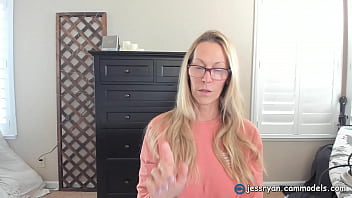Preview 2 of Troc Troca - Sexy Milf Camgirl Gives An Honest Dick Rating For Forearmguy  jessryan.manyvids.com