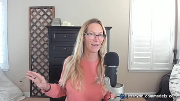 Preview 1 of Troc Troca - Sexy Milf Camgirl Gives An Honest Dick Rating For Forearmguy  jessryan.manyvids.com