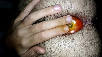 Preview 3 of Rebeena Xxx - Enfiando um tomate enorme no meu cuzinho peludo