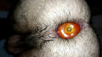 Preview 1 of Rebeena Xxx - Enfiando um tomate enorme no meu cuzinho peludo