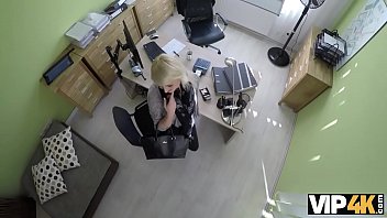 Preview 2 of Qzrjqryir - VIP4K. Nette junge Dame gibt einen Kopf und spreizt die Beine im Leihb&uuml_ro