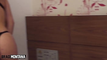 Preview 1 of Cam4 Travesti - Sarado dotado arrega&ccedil_ou o cuzinho da greluda gostosa Erica Vieira no pelo e na pele - Com Lohan Garcia