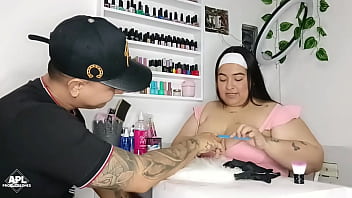Preview 3 of Skinny Black Girl Massage Sex - Mientras mi manicurista me arregla mis u&ntilde_as,  yo le voy tocando sus enormes tetas y por debajo de la mesa su rica y humeda pussy - Parte 1