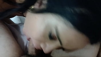Preview 1 of Vagina Azira - Mamando a rola do meu cliente que nem uma puta