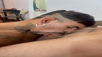 Preview 2 of Girl Virgin Breaking - LEVANTANDO O PAU DO NOVINHO COM A BOCA