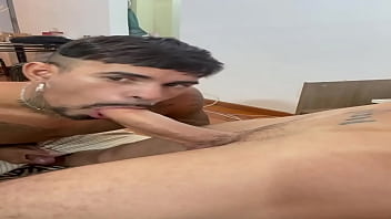 Preview 3 of Girl Virgin Breaking - LEVANTANDO O PAU DO NOVINHO COM A BOCA
