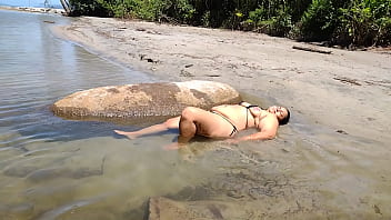 Preview 1 of Deutsche Mature Ber 50 2016 - Mary casada fazendo exibicionismo na praia de Ubatuba-SP