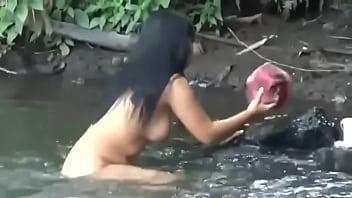 Preview 2 of Son Forced Sister Mom Sex - La grabo mientras se ba&ntilde_a en el r&iacute_o