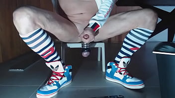 Preview 1 of Banks Shows - An another wank with sneakers et ballstretchers