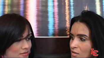 Preview 1 of Rugby Wank - Duas T-Gatas Deliciosas Detonando e Rasgando o Panqueca Submisso-Weronica Vendramini Atriz