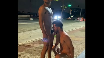 Preview 2 of Great Great Donk - MARRENTO E RAFAEL MIETO FAZENDO PUTARIA NO MEIO DA RUA