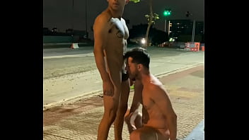 Preview 4 of Great Great Donk - MARRENTO E RAFAEL MIETO FAZENDO PUTARIA NO MEIO DA RUA