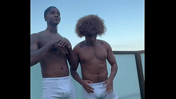 Preview 1 of Porn Mocie - DOIS PRETOS DOTADOS FUDENDO NA PISCINA DO HOTEL