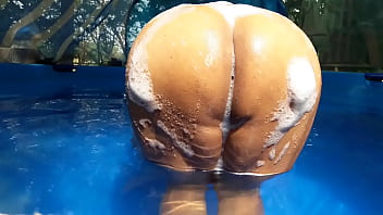 Preview 4 of Gorgeous Woman Abused - Mi cola suave llena de espuma blanca moviendose en la pileta