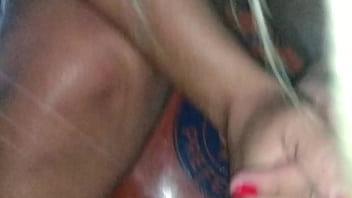 Preview 3 of Nylon Feet And Jeans - Casal se exibe em plena copacabana mija em p&uacute_blico - Ines ventura
