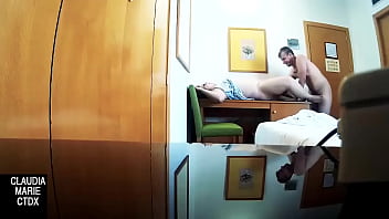 Preview 4 of Teen Juicy Asses - Zarco le mete un buen lametazo en el coño a la gorda