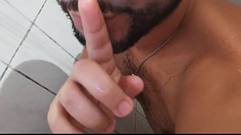 Preview 1 of Barzze Videos - Bora pro banho,  quer apertar?