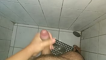 Preview 1 of Bet Room Bebe - Mijando e brincando gostoso com o pau