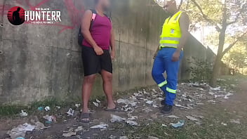 Preview 1 of Maira Khan Pakistani Xnxx - Dois neg&atilde_o transando em p&uacute_blico um com o uniforme de trabalho