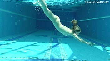 Preview 4 of Xxx Videos Hindi 10 Warsa Ya 18 - Hot US blondie Lindsey Cruz swims naked in the pool