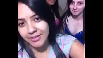 Preview 1 of Hot Indian Mom - Beijo triplo das novinhas