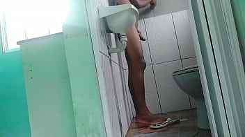 Preview 1 of Hot Latin Chicas - Tomando banho batendo uma novinho dotado e lavando a bunda no banheiro