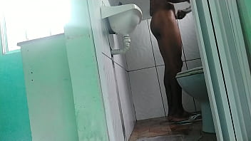 Preview 4 of Hot Latin Chicas - Tomando banho batendo uma novinho dotado e lavando a bunda no banheiro