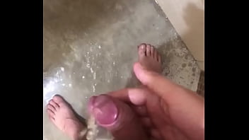 Preview 2 of Rape Zaberdasti Women With Boy - De pau duro mijando no banho