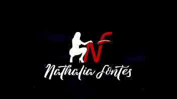 Preview 1 of Sister Boob Press Brother - Travesti Nathalia Fontes exibe o rab&atilde_o com plug anal e no final mostra uma surpresa para voc&ecirc_