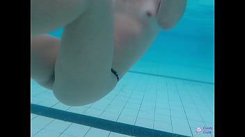Preview 1 of Nepal Teen Sex - Cheia de tes&atilde_o,  nadando peladinha na piscina.