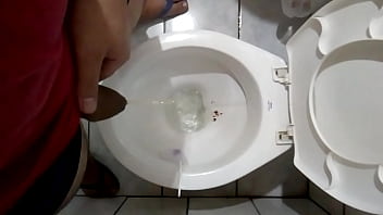 Preview 2 of Dad Dauter Sex Forced - Mais uma mijada,  s&oacute_ faltou um capacho em baixo