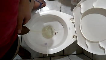 Preview 3 of Dad Dauter Sex Forced - Mais uma mijada,  s&oacute_ faltou um capacho em baixo