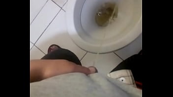 Preview 2 of Www Analdin Sex - Primeira mijada do dia e de pau sujo