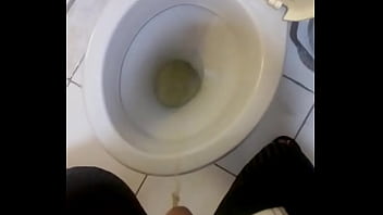 Preview 1 of Www Analdin Sex - Primeira mijada do dia e de pau sujo