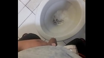 Preview 4 of Www Analdin Sex - Primeira mijada do dia e de pau sujo