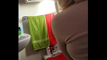 Preview 2 of Beautiful Milf Tits - Mia suocera pipi&#039_