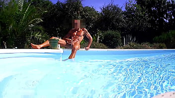 Preview 4 of Xx Steaming - mec muscl&eacute_ se branle au bord de la piscine plan large, 